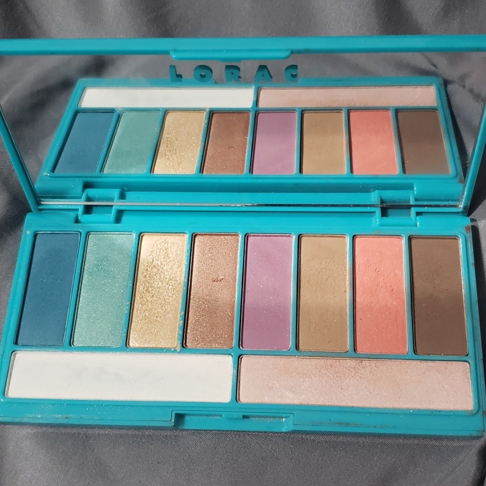 Eye shadow palette (comes with gift)
